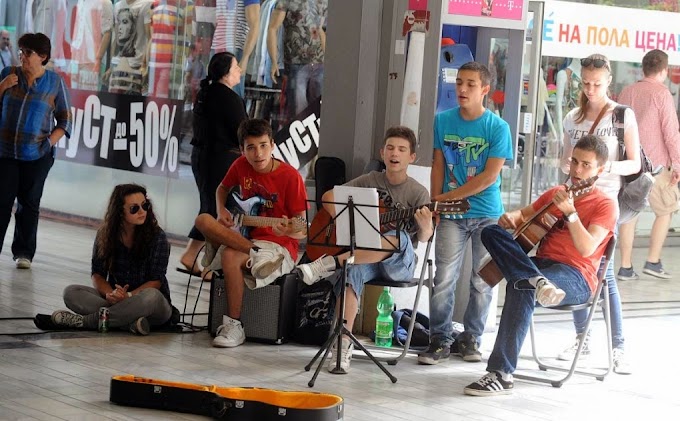 Ohne Kommentar - Straßenmusiker in Skopje