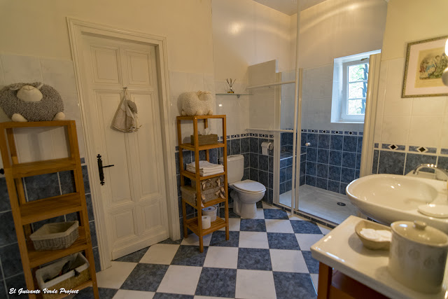 Baño de la Suite des Anges - L'ostal en Perigord, Velines, Francia por El Guisante Verde Project