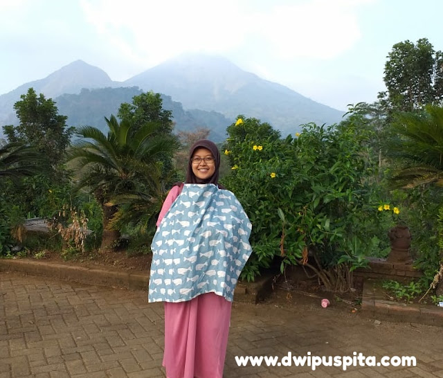 Tempat makan di trawas view pegunungan