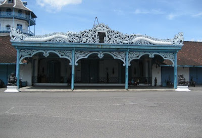 Suasana Tiket Masuk Wisata Sejarah Museum Keraton Solo di Kota Surakarta memakai budaya sekarang