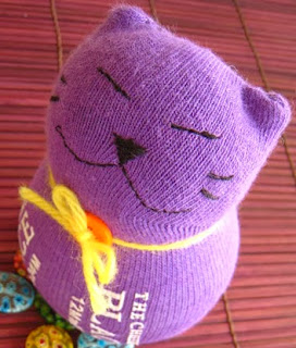 http://translate.googleusercontent.com/translate_c?depth=1&hl=es&rurl=translate.google.es&sl=auto&tl=es&u=http://www.craftpassion.com/2010/09/sewing-sock-kitty-tutorial-guest-tutor.html&usg=ALkJrhhFH9QPmGJyPD8PrAjH8rFkSdxdiw