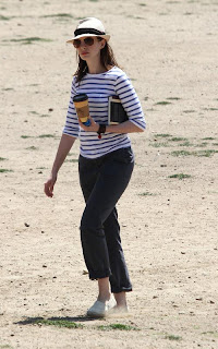 Anne Hathaway's enjoy in Pet Pooch Park 