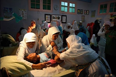 http://rahmiusi.blogspot.com/2016/10/sunat-pada-cewek-indonesia-dan-cewek.html