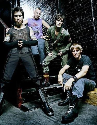 Foto de Jane's Addiction posando en una escalera