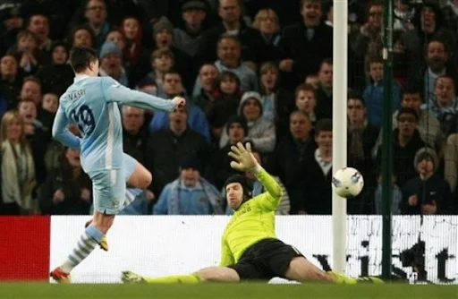 Samir Nasri beats Chelsea goalkeeper Petr Čech to score the winner for Manchester City