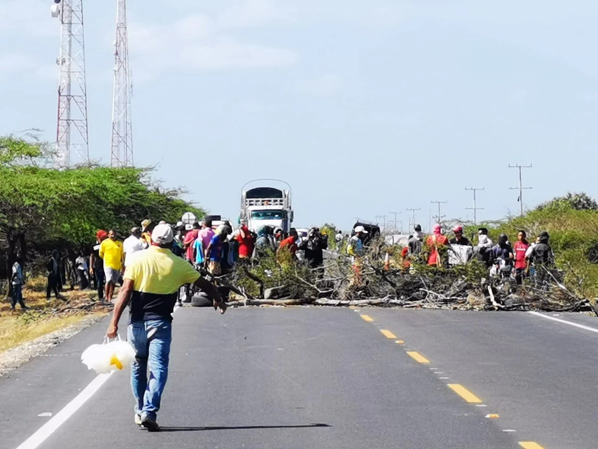 hoyennoticia.com, Camaroneros se tomaron la Troncal del Caribe por falta de agua