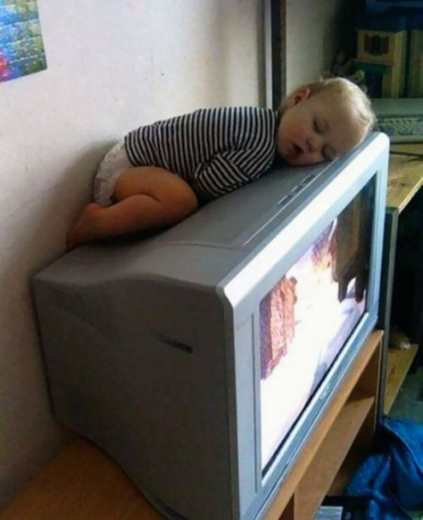 15+ Hilarious Pics That Prove Kids Can Sleep Anywhere - Napping On The Tv
