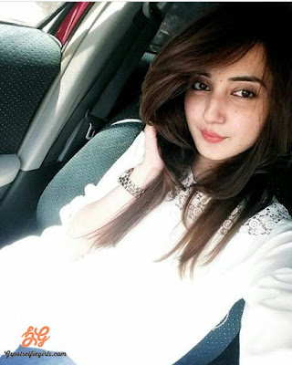 Meet This Hot  And Sexy Pakistani Selfie Model Sohai Khan