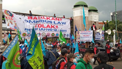 Ribuan Buruh Geruduk Senayan, KSPSI: Akal-akalan DPR dan Pemerintah Rendahkan Akal Budi