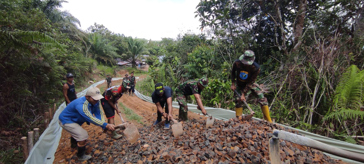 Kemanunggalan, Satgas TMMD Kodim 1202/Singkawang Dan Warga Kerja Bakti Perbaiki Jalan 