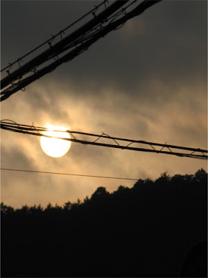 太陽と電線 [The sun and the electric wire]