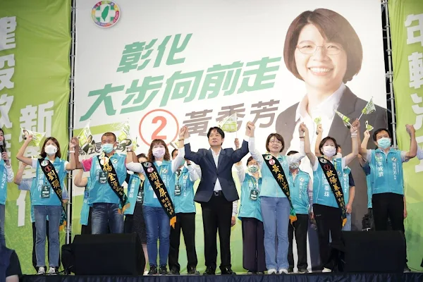 ▲黃秀芳說，她擔起選縣長重擔，也需要鄉親一起幫忙擔，哽咽感謝團隊及所有鄉親這段時間的支持，她也哽咽拜託鄉親，再多給她一點氣力「我一定會贏」。（記者林明佑翻攝）