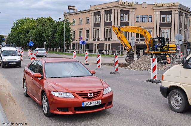 Avāriju un ceļa ierobežojumi uz tilta pāri Driksai.