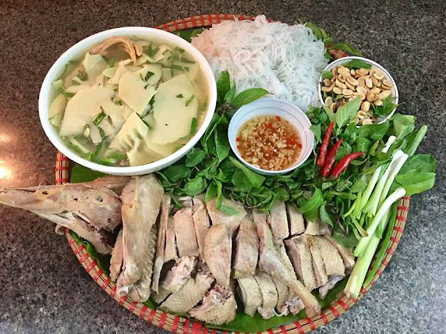 Vịt các bạn chặt mỏng bày như này bao ngon va phê rồi.