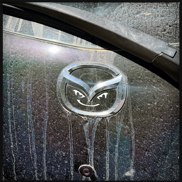 Gezichtje in Mazda-logo getekend