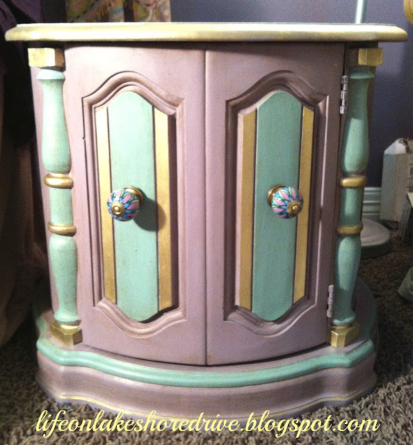 alt="Annie Sloan chalk paint table makeover in emile and duck egg blug with gold gilding wax"