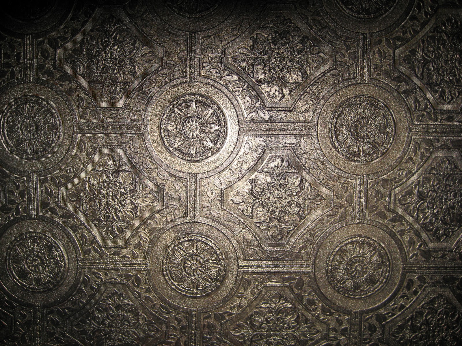 The ceiling looks like those wonderful tin ceilings tiles that you ...