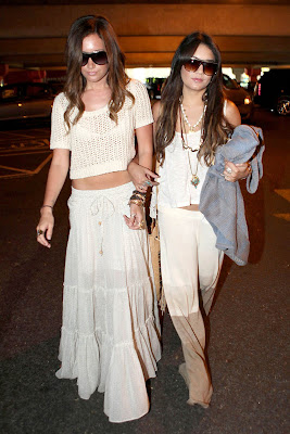 Hot Ashley Tisdale And Vanessa Hudgens Make A Great Couple Pictures