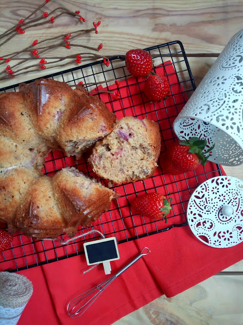 Bundt cake de sirope de arce con nueces y fresas. Maple, walnuts and strawberries bundt cake.  Desayuno, merienda, postre, recetas de temporada. Nordicware Cuca