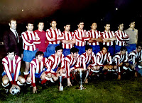 CLUB ATLÉTICO DE MADRID. Temporada 1969-70. Marcel Domingo (entrenador), Iglesias, Rodri, Eusebio, Martínez Jayo, Quique, Ovejero, Calleja, Adelardo y Zubiarrain. Luis, Ufarte, Melo, Garate, Alberto, Salcedo, Juan Antonio e Irureta. CLUB ATLÉTICO DE MADRID 1 AC MILAN 0 Miércoles 29/04/1970. Partido amistoso. Madrid, estadio de Manzanares: 30.000 espectadores. GOLES: 1-0: 15’, Luis.