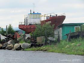 Памятник советскому прошлому - Баркас "Дрейф" на берегу Нивы
