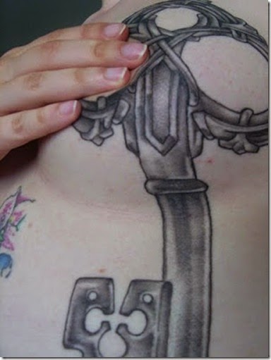 Tatoo Unik Di Dada Wanita (2)