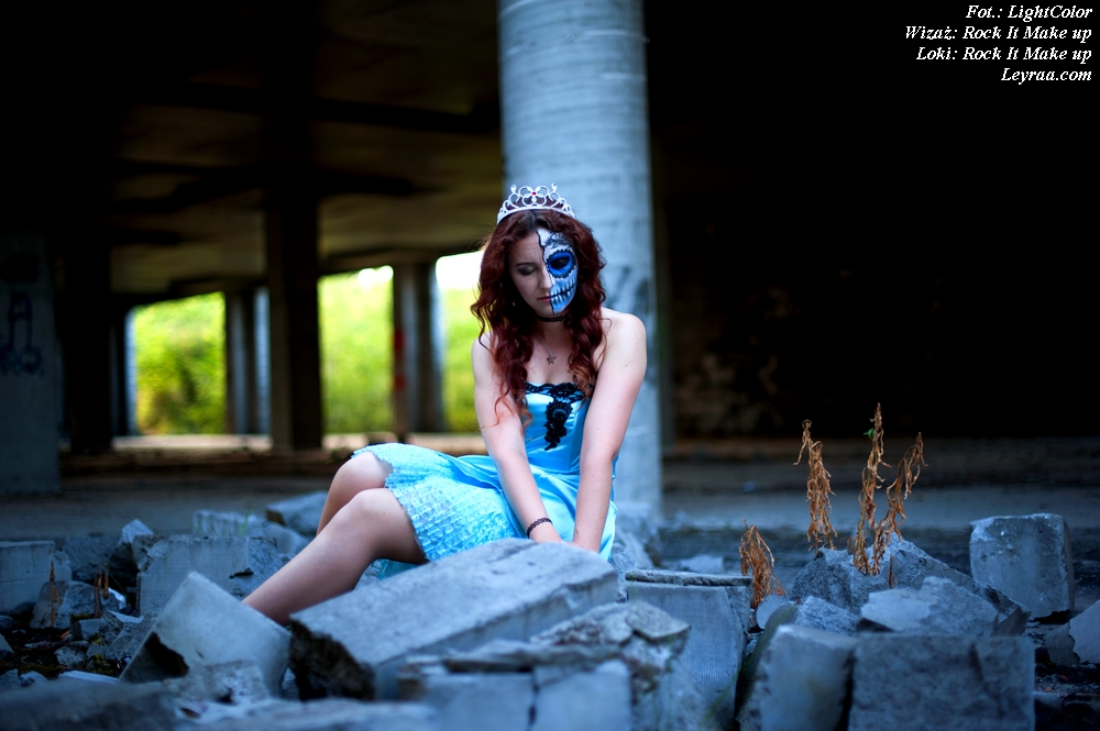 12.07.2017 Rozkloszowana baby blue sukienka z koronką i podszewką, czarne szpilki na platformie, chocker dusik i wisiorek, Muerte make up, Opuszczona galeria Mielec