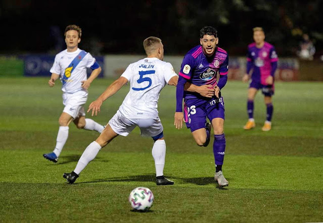 Julen Úriz intenta parar a Waldo Rubio. C. D. CANTOLAGUA 0 REAL VALLADOLID C. F. 5. 15/12/2020. Copa del Rey, 1ª ronda. Estella, Navarra, estadio de Merkatondoa.