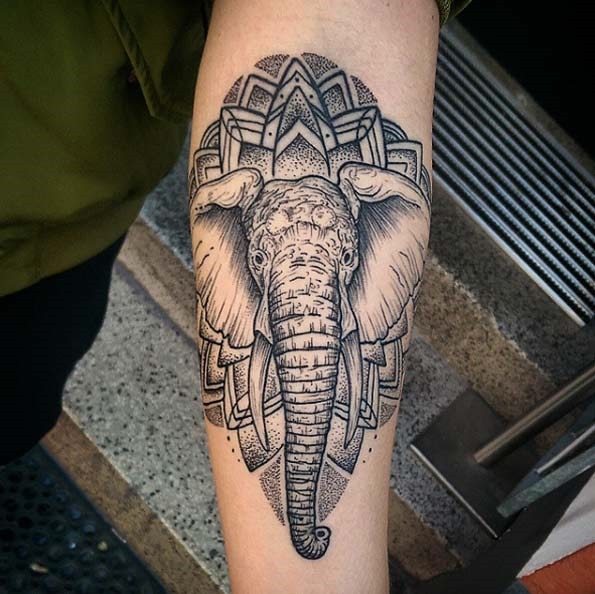 Esta mandala elefante tatuagem