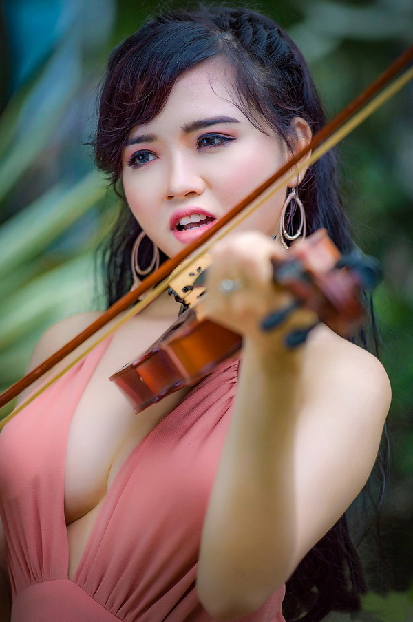 Thiếu nữ áo hồng đàn violin