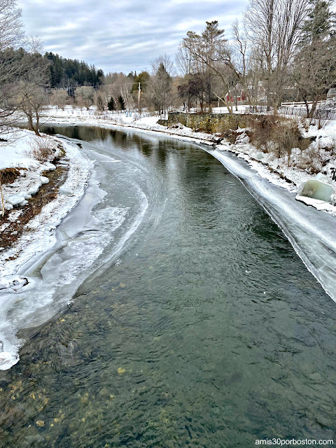 Río Ottauquechee River a su paso por Woodstock, Vermont