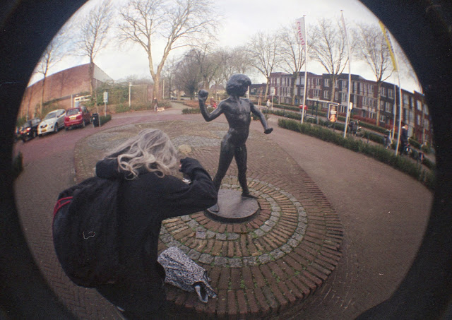 Standbeeld bij bibliotheek Zevenaar. Lomography Fisheye. Foto: Robert van der Kroft