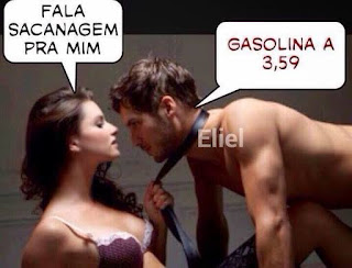 Banner retangular, com o nome Eliel em marca d´água. Na foto da cintura para cima, cena sensual: a morena à esquerda, com cabelos longos, está sentada no chão, usa sutiã cor de vinho com rendas claras no decote e alças da mesma cor. Ela enlaça o homem loiro nu, de barba por fazer, pela gravata escura, ele apoiado nas mãos, em posição de gatinho, posiciona-se sobre a perna dela, dobrada, os dois olham-se com paixão. Com os lábios entreabertos ela pede: Fala sacanagem pra mim. Ele fala: Gasolina a 3,59.