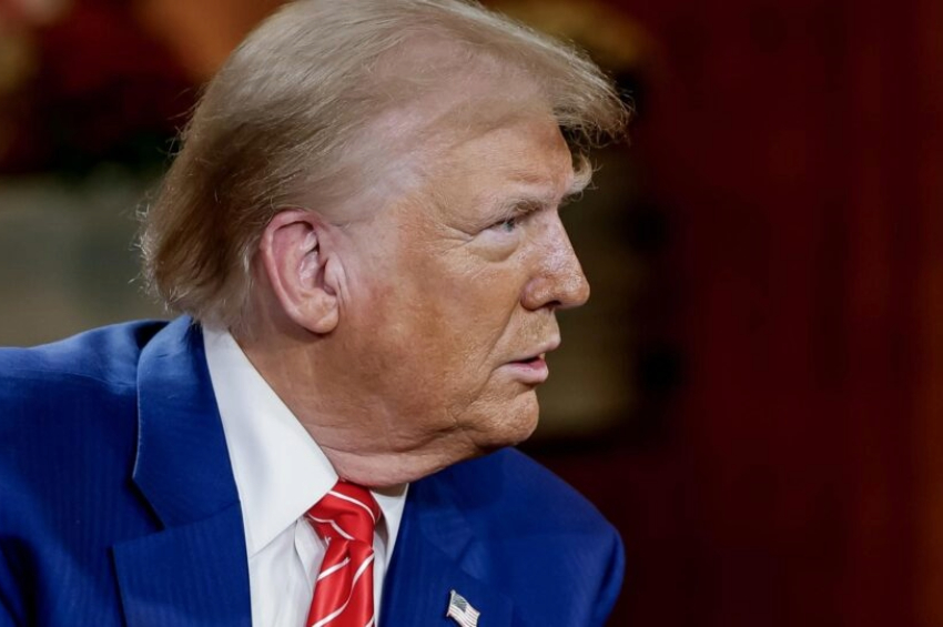Trump compartilhou notícia sobre denúncia relativa à edição de uma entrevista com Kamala e disse que Biden deve receber permissão para voltar à disputa| Foto: EFE/EPA/ERIK S. LESSER