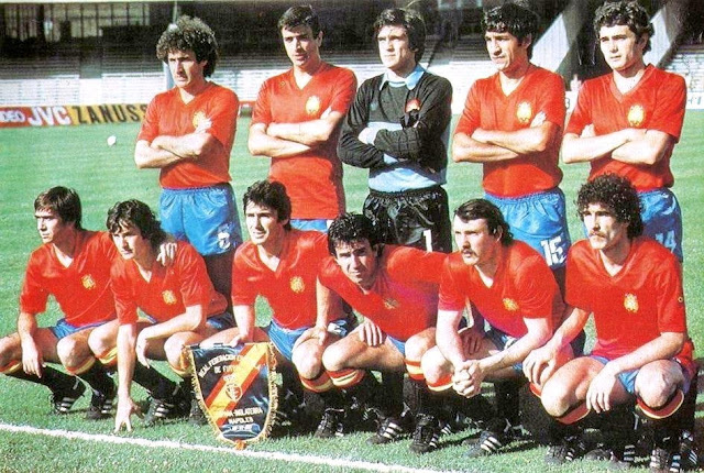 SELECCIÓN DE ESPAÑA. Temporada 1979-80. Francisco Javier Uría, José Ramón Alesanco, Luis Miguel Arconada, Antonio Olmo, Rafael Gordillo. Julio Cardeñosa, Enrique Saura, Carlos Santillana, Juanito, Cundi, Jesús Mari Zamora. SELECCIÓN DE INGLATERRA 2 SELECCIÓN DE ESPAÑA 1. Miércoles, 18/06/1980: 17:45 horas. VI Copa de Europa de Selecciones Nacionales Italia 1980, fase de grupos, Grupo II, jornada 3. Nápoles, Italia, estadio San Paolo. Árbitro: Eric Linemayer, Austria; linieres: Bucek y Fahnler, Austria. GOLES: 1-0: 19’, Trevor Brooking. 1-1: 48’, Dani, de penalti. 2-1: 61’, Tony Woodcock