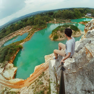 Menimati indahnya Telaga Biru sambil berfoto.