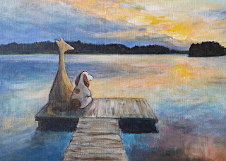 Aija Saukkosen kuvittama Hulmu Hukka ja Haukku Koira postikortti, missä ystävykset istuvat auringonnousua katsellen laiturilla järven rannalla.