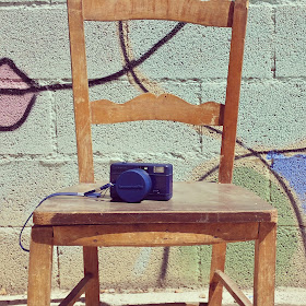 Un look fresco y casual para acompañar a mi cámara fisheye de lomography en azul marino, una falda pantalón negra de stradivarius, un top azulon de Mango, zapatillas de gimnasta de Victoria y bolso con cadena de Zara.