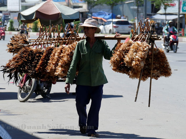 Quyền lực của cây chổi "lông gà" năm xưa