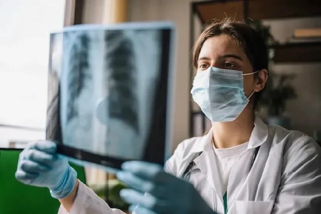 Microplásticos en el Aire que Respiramos: Un Estudio Revela cómo se Desplazan por las Vías Respiratorias y los Peligros para la Salud