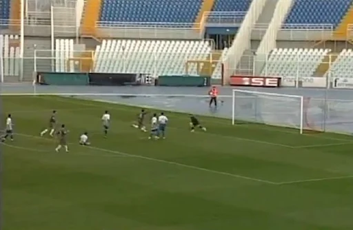Teramo player Gerardo Masini scores a goal with a rabona against San Nicolò