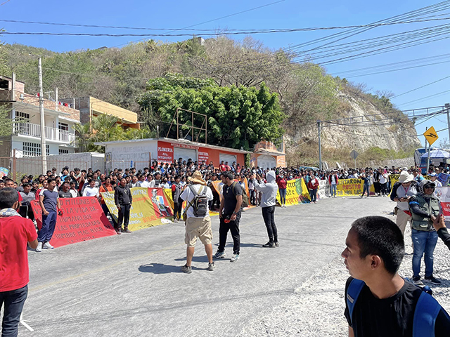 Mega marcha en Chilpancingo por asesinato de normalista