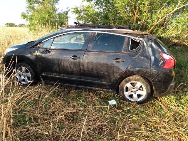 Despiste y tumbo de automóvil con personas de Monte Maíz