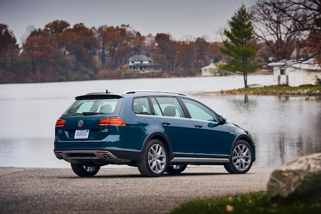 Rear 3/4 view of 2018 Volkswagen Golf Alltrack