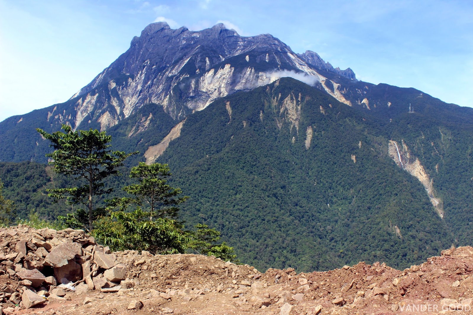 Pemandangan Gunung  Kinabalu  megah menjulang langit yang 