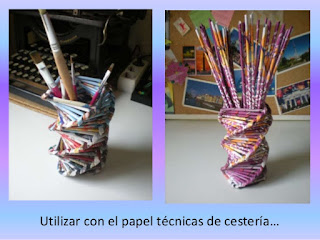 Dos imágenes de lapiceros hechos con papel reciclado