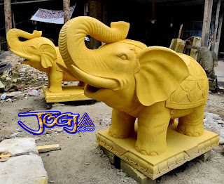 patung gajah ukuran besar yang di buat dari batu alam paras jogja (batu putih), batu asal Gunungkidul, Yogyakarta.