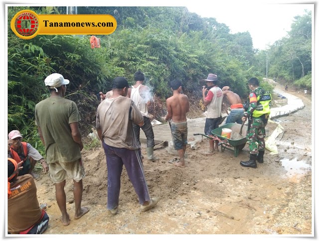  Babinsa Membantu Masyarakat Membangun Akses Jalan Antar Dusun