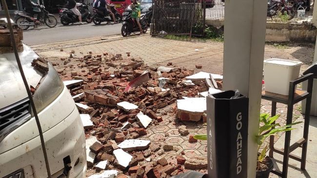 Gempa Cianjur Akibatkan Rumah-Rumah Hancur, Listrik Padam, dan Longsor