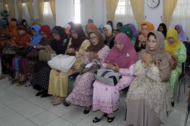 Sutias Teteskan Airmata Saat Baca Puisi Tutup Pengajian Ramadan Dharma Wanita dan PKK Sumut